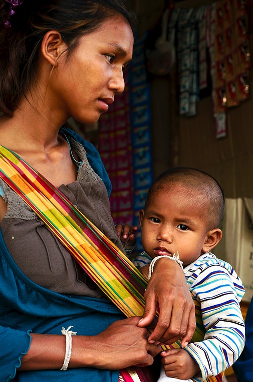Laos, Nam Phe, pani sklepowa z dzieckiem (Na północy Tajlandii i Laosu)